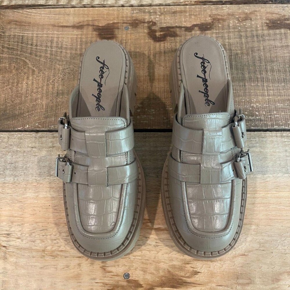 earth lyra buckle clog